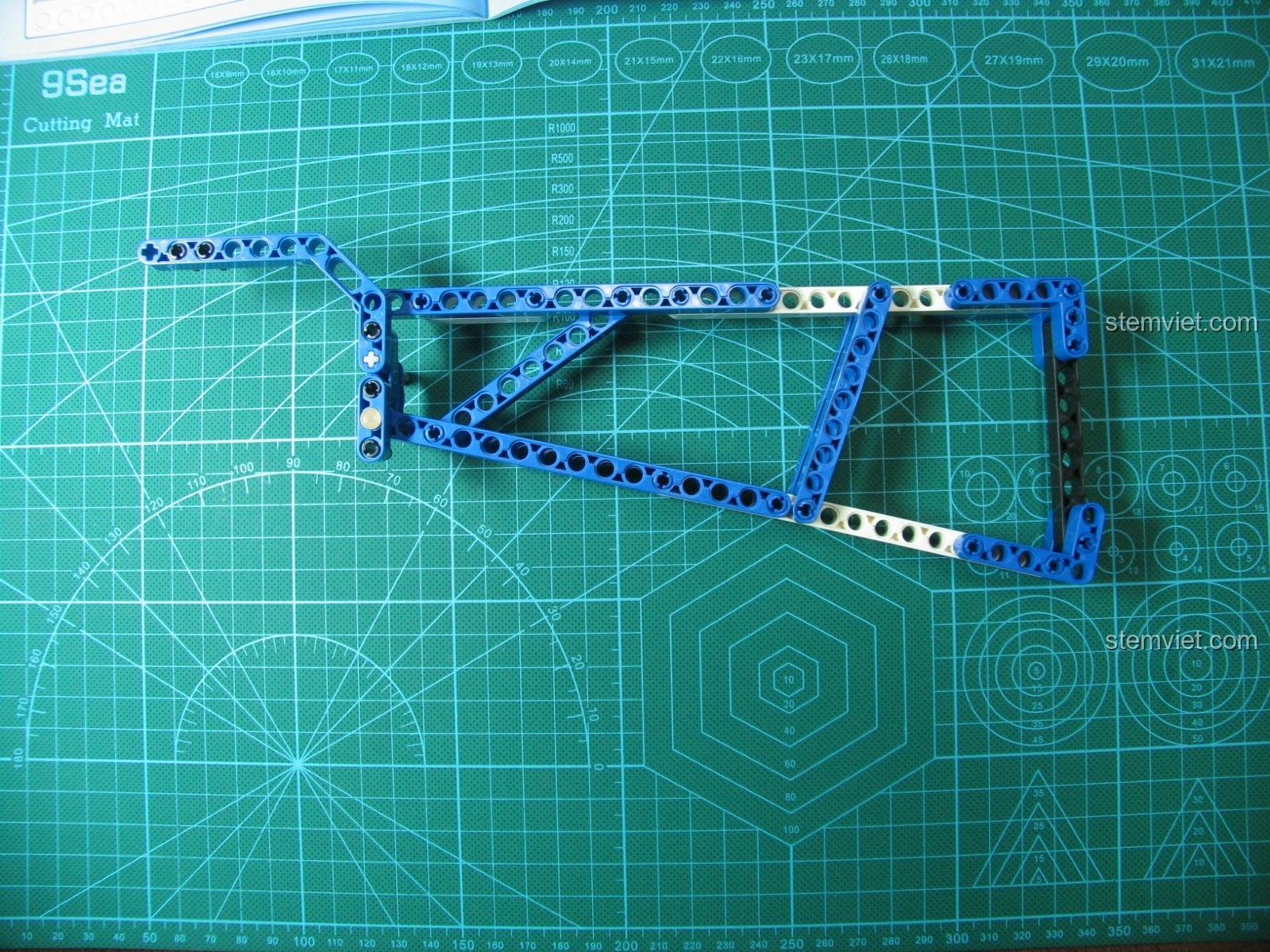 Cơ chế bắn của bộ đồ chơi lắp ghép Mô hình súng AK-47 cho trẻ trên 8 tuổi đã được độ chế, cho phép bắn liên tục hơn.