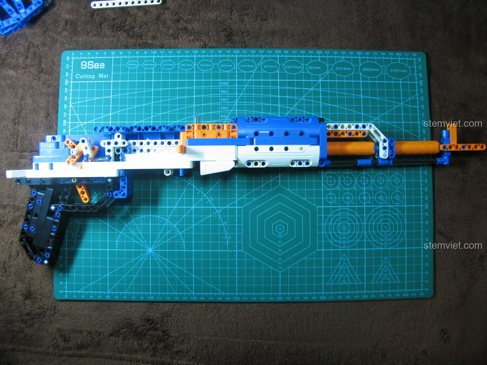 Cơ chế bắn của bộ đồ chơi C81001 giá tốt đã hoàn tất một chu kỳ, sẵn sàng cho lần bắn tiếp theo.