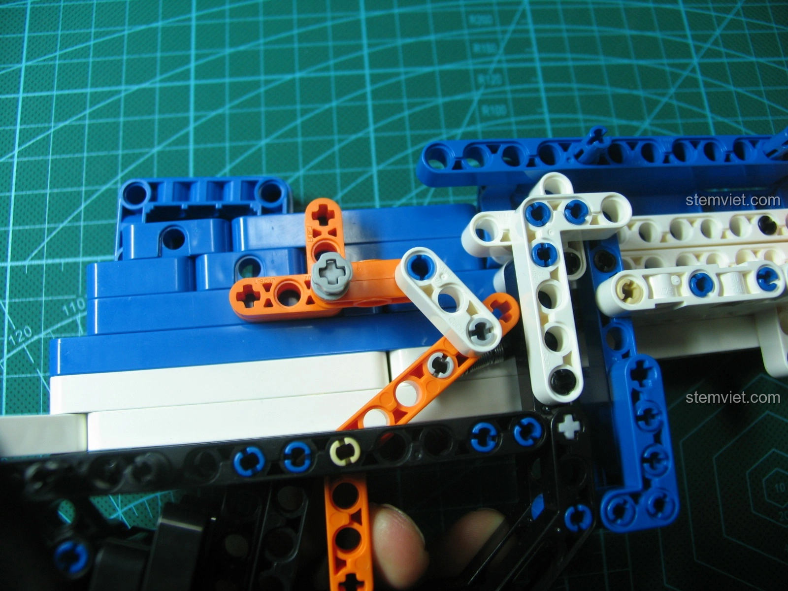 Cơ chế bắn của bộ lắp ráp Súng trường tấn công AK-47 cho bé trên 8 tuổi sau khi nhả đạn, bánh răng đã xoay một phần.