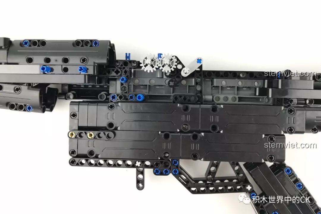 Cận cảnh cơ chế bánh răng của mô hình súng MP5 CaDA C81006, đồ chơi cho bé trai.