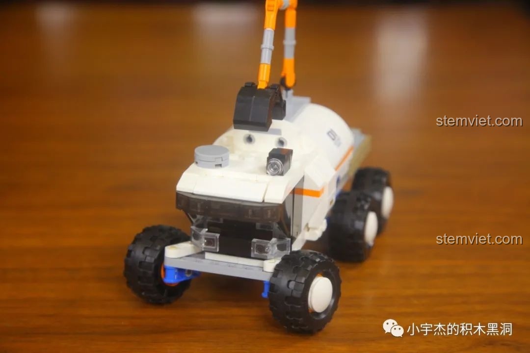 Cận cảnh cơ chế bẻ lái của bánh trước trên xe GUDI 10802, một thiết kế thông minh nhưng thiếu núm điều khiển.