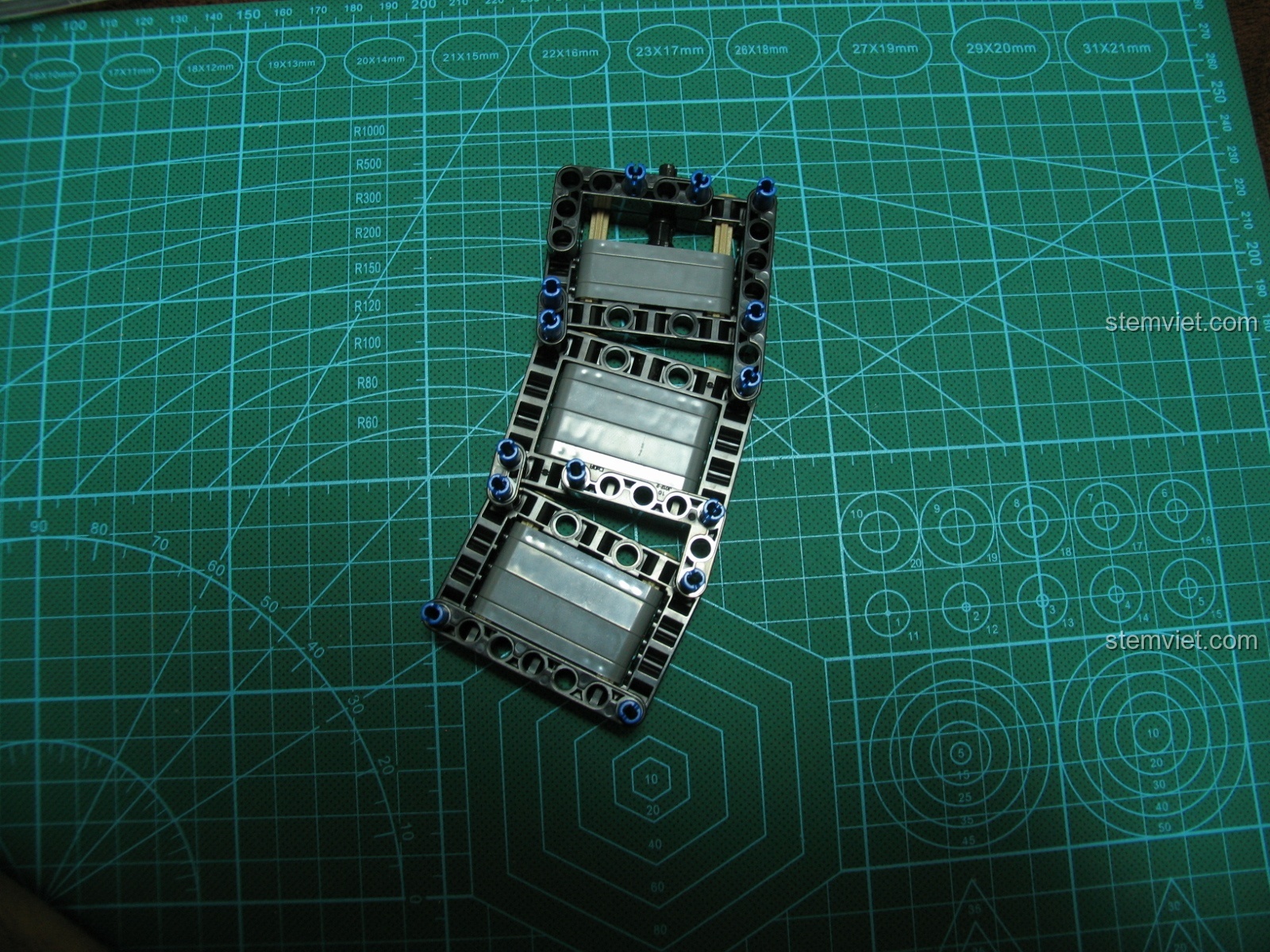 Cần lên đạn được kết nối với dây chun để tạo cơ chế đàn hồi.