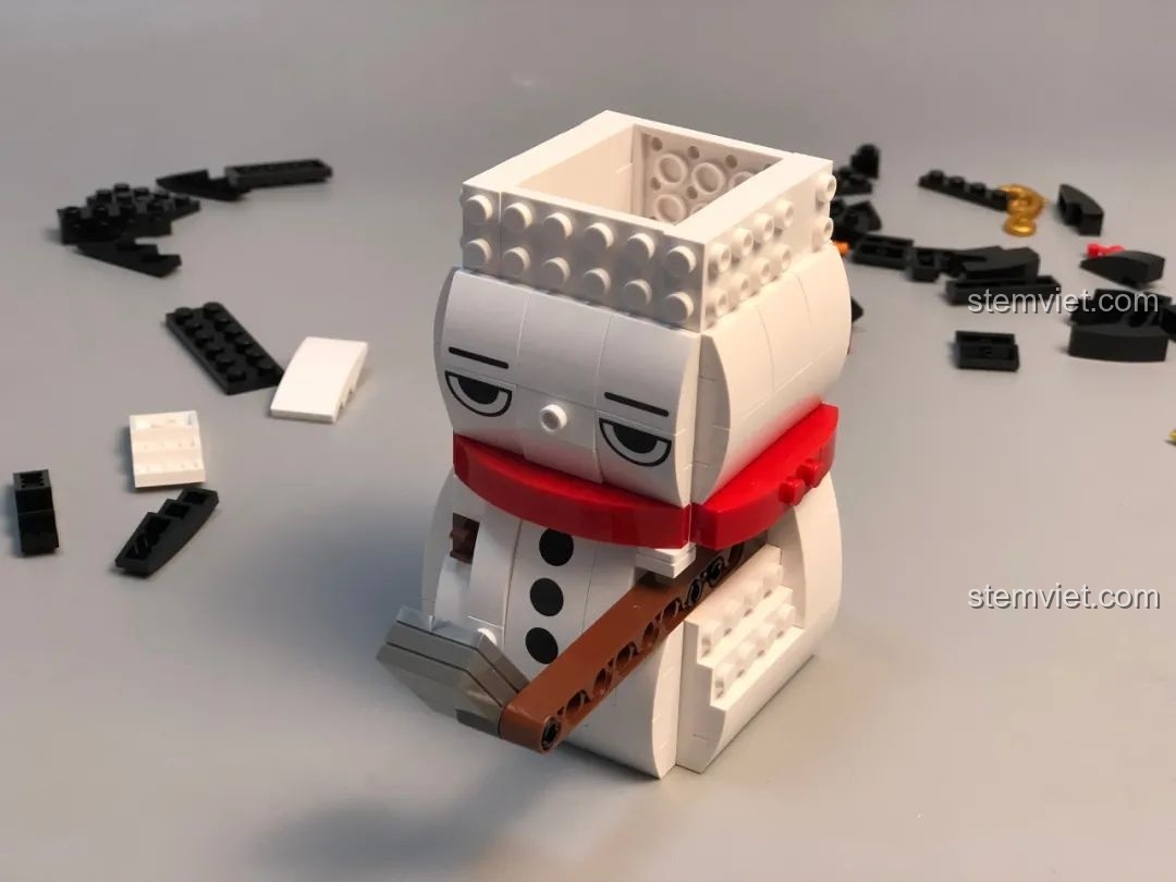 Cơ chế đòn bẩy ở cánh tay của Bút Đựng Bút Người Tuyết JAKI, giúp đẩy bút lên dễ dàng.