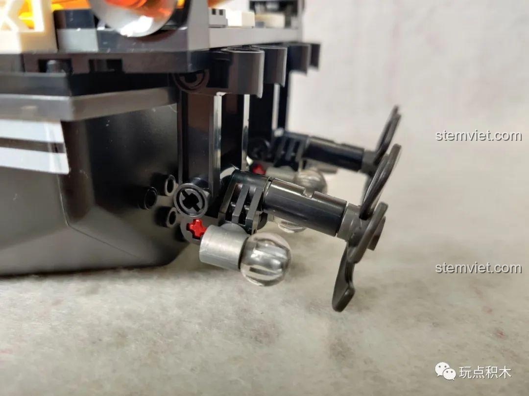 Cận cảnh cơ chế lắp ráp của chân vịt trên bộ đồ chơi Tàu Chiến Cảnh Sát SWAT.