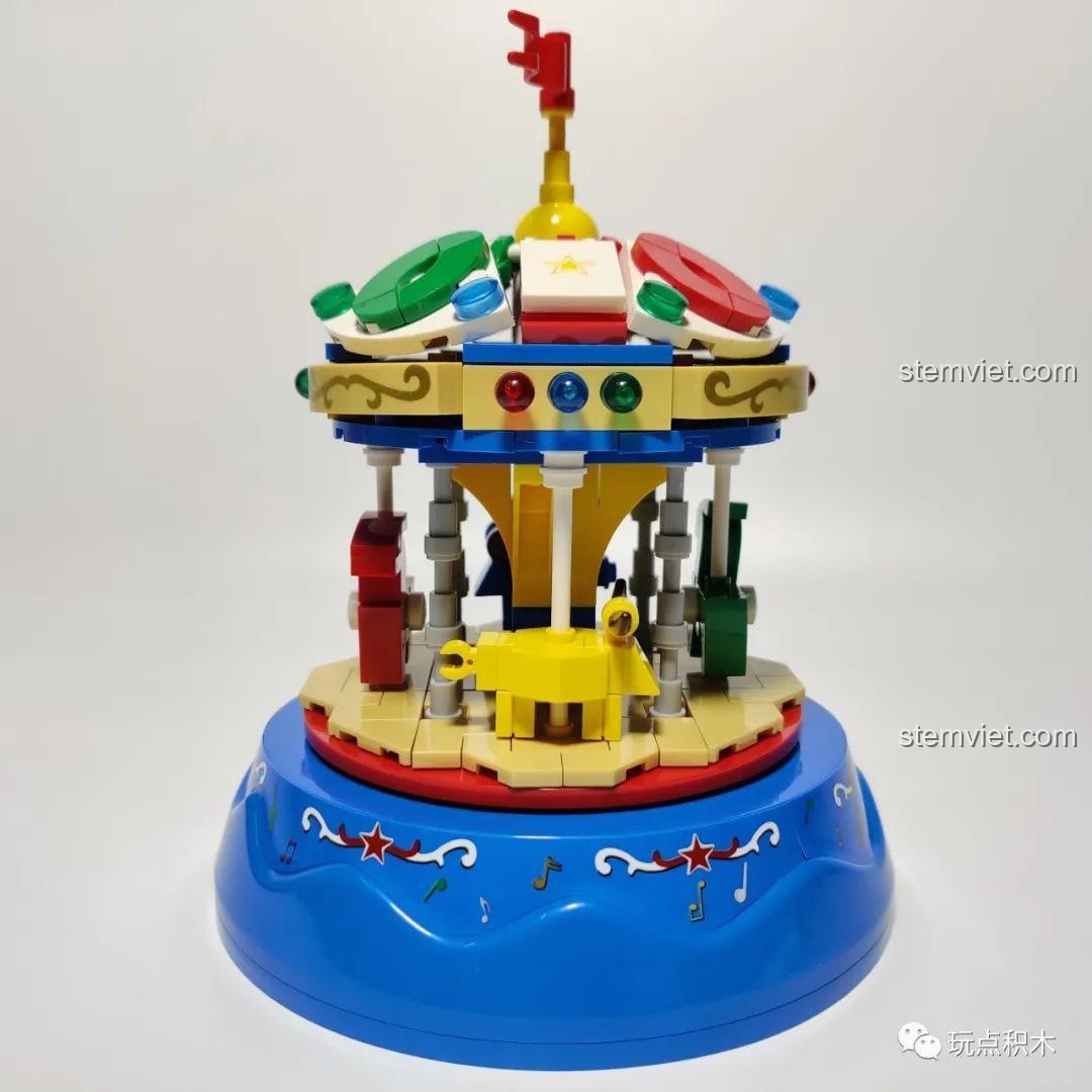 Góc nhìn cận cảnh một chú ngựa gỗ màu vàng trên chiếc đu quay WOMA C0363, thể hiện cơ chế chuyển động.