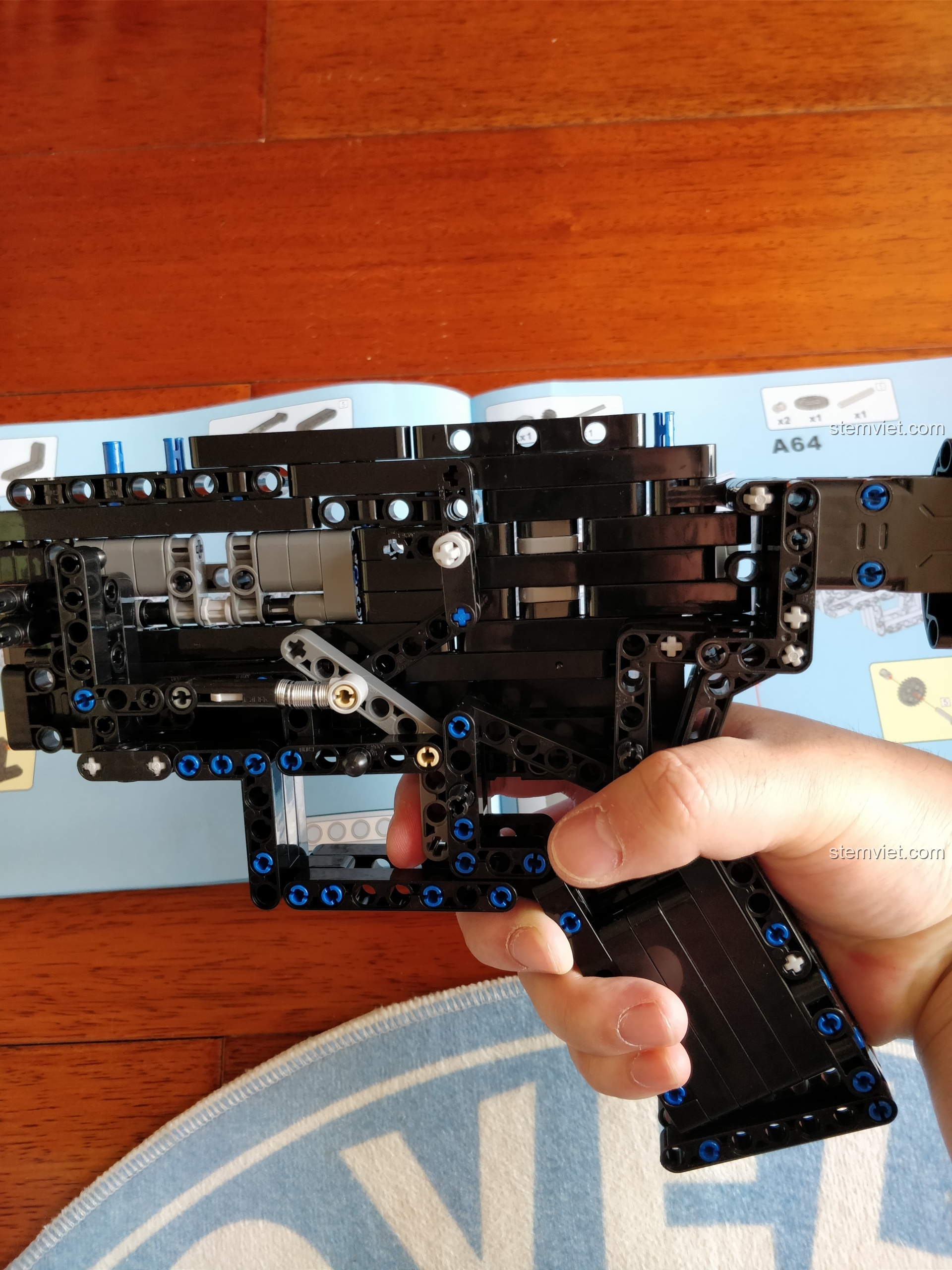 Cận cảnh cơ chế cò súng có lò xo bên trong của bộ đồ chơi lắp ghép Mô hình Súng M4A1 C81005.