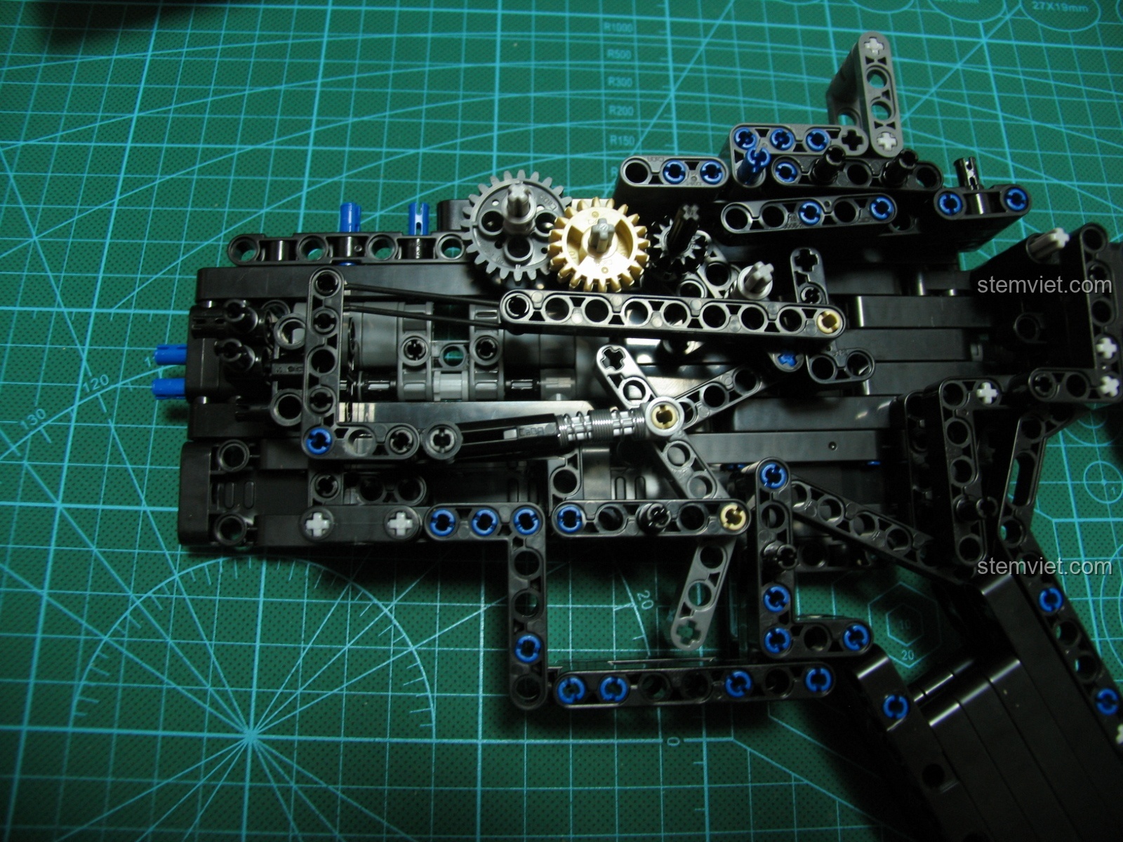 Cơ chế hoạt động bên trong của cò súng với lò xo và các khớp nối technic.