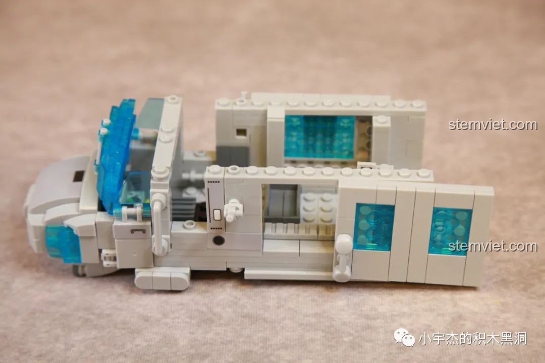 Cận cảnh cơ chế cửa trượt thông minh và hoạt động trơn tru trên mô hình WOMA C0897 Black Hawk cho trẻ em.