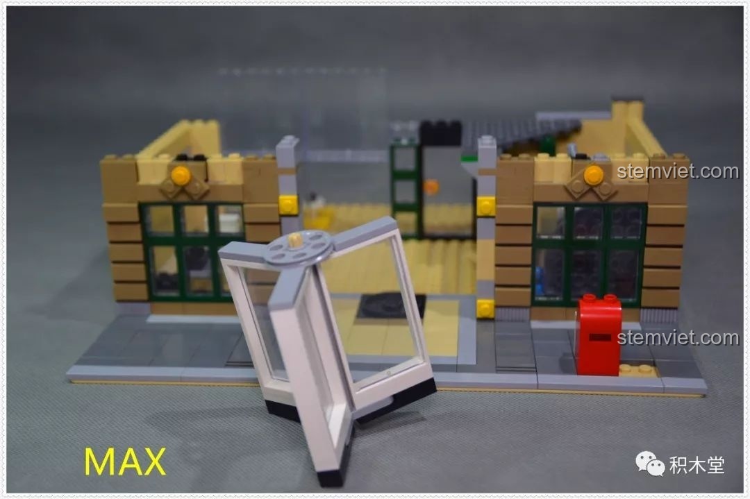 Cận cảnh cơ chế cửa xoay ở tầng 1 của bộ lắp ghép Zhe Gao QL0922.