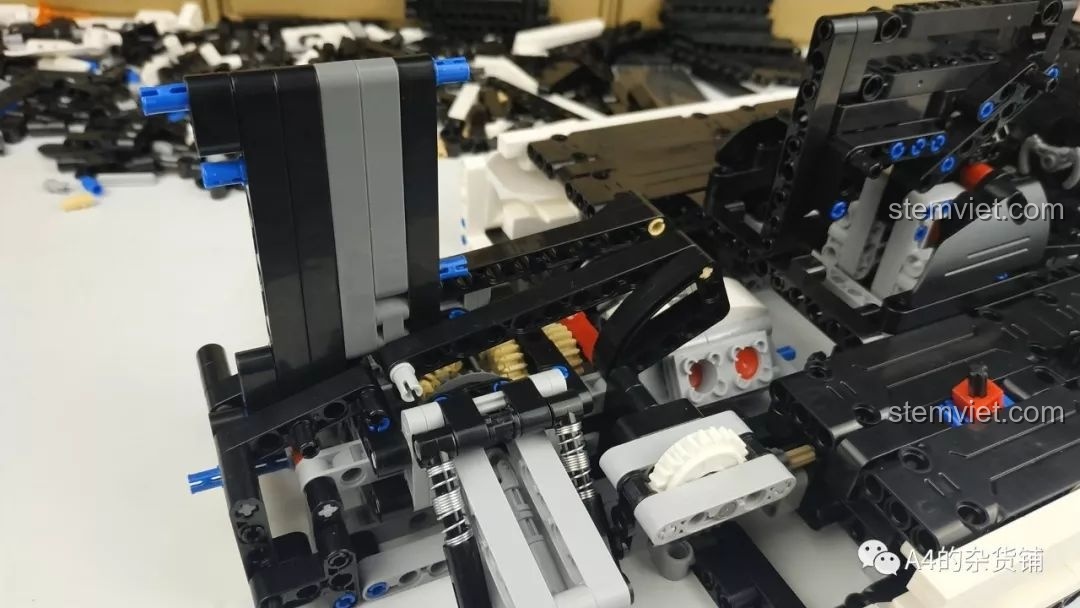 Cơ cấu liên động để điều chỉnh góc nghiêng của cánh gió sau trên xe CaDA C61016.