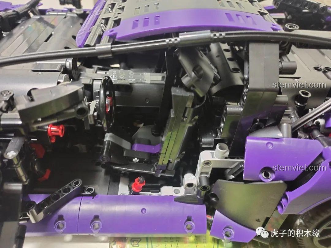 Cơ chế điều chỉnh ghế ngồi của mô hình Aston Martin C001, cho phép di chuyển tới lui và thay đổi độ cao nhỏ.