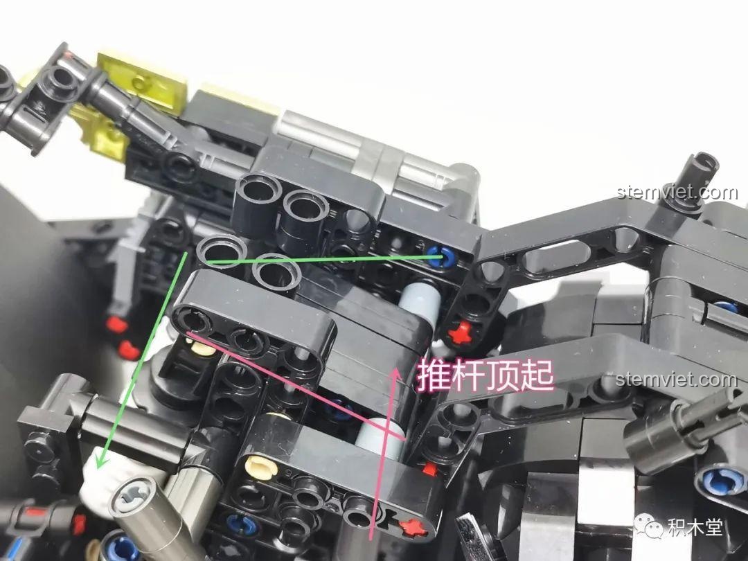 Cận cảnh cơ chế đòn bẩy của hệ thống treo trên Panlos 672110, cho phép xe nâng lên và hạ xuống.