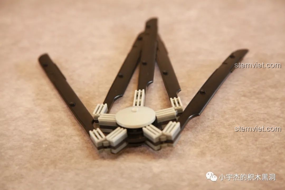 Cơ chế gập của hệ thống cánh quạt chính trên mô hình WOMA C0898, sử dụng các khớp bản lề.