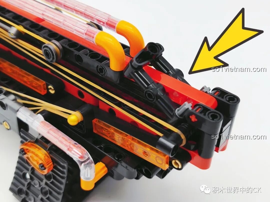 Hình ảnh minh họa cơ chế hoạt động của mô hình JIESTAR 58005, nhấn vào lẫy để phóng lưỡi lê ra.