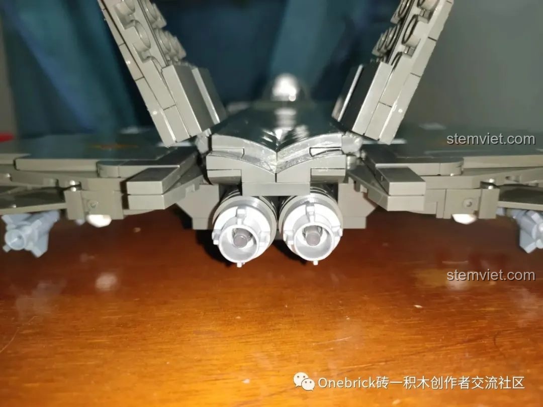 Cận cảnh cơ chế khớp nối của cánh đuôi trên mô hình CAYI 2254, đảm bảo độ chắc chắn.