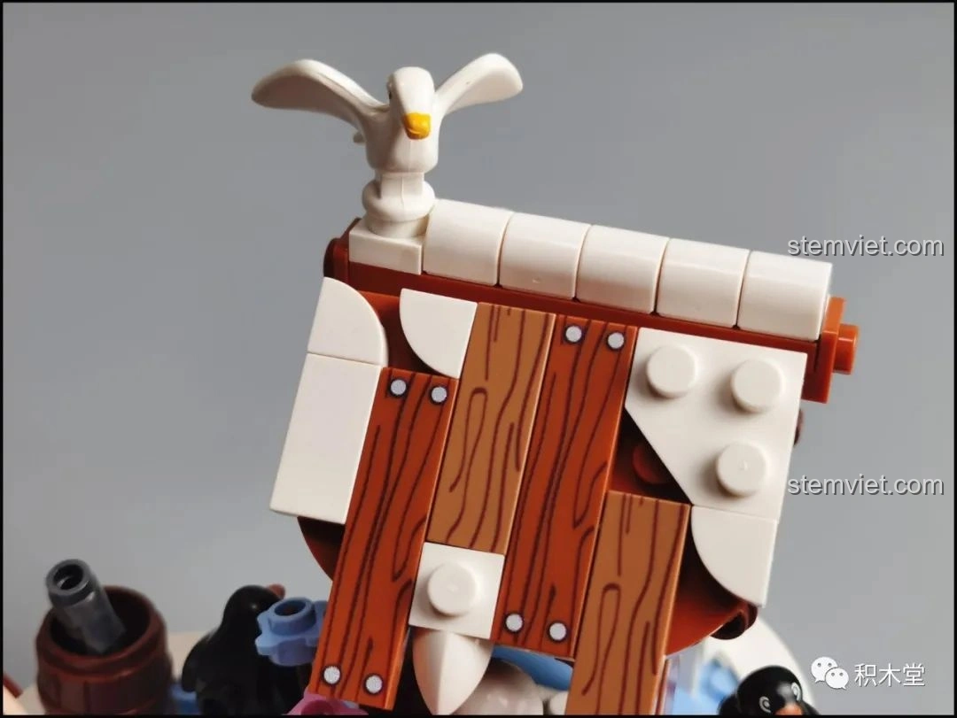 Cận cảnh cơ chế lắp động cơ điện cho bộ lắp ráp Pantasy Joyside, với các mảnh ghép màu xám và bánh răng.