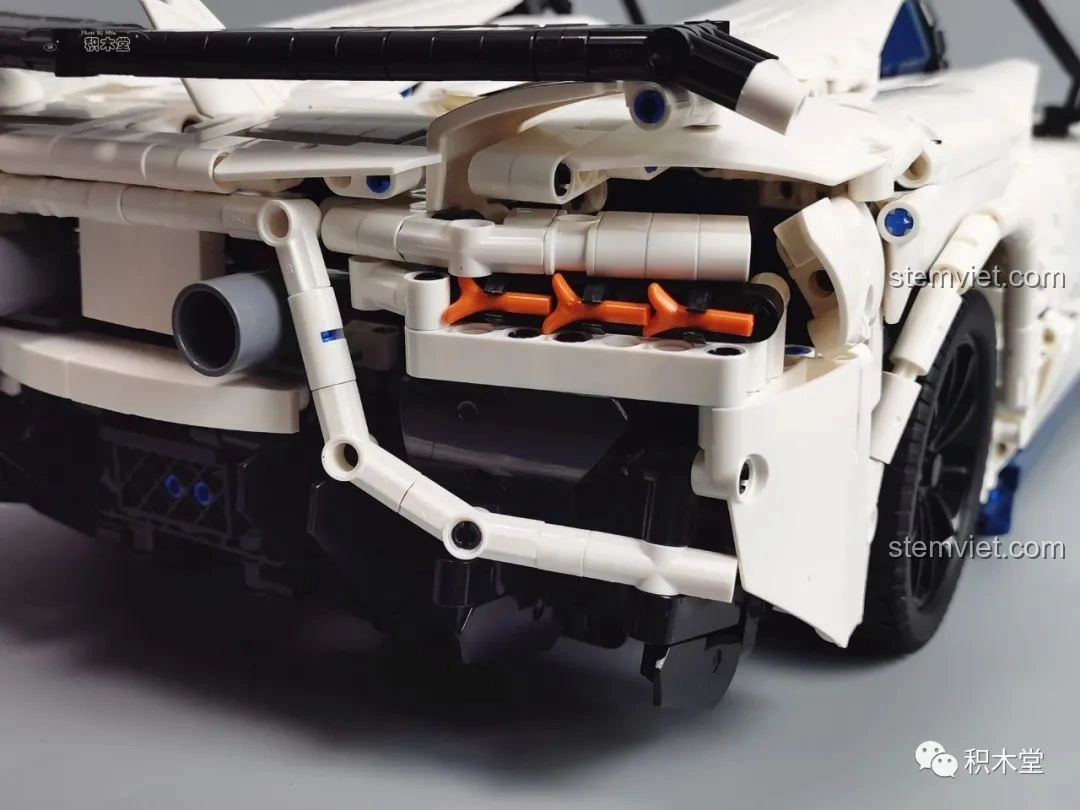 Cơ chế mở cửa của mô hình Feifan F10002 Lamborghini Aventador SVJ Roadster, sử dụng 'chìa khóa' đặc biệt.