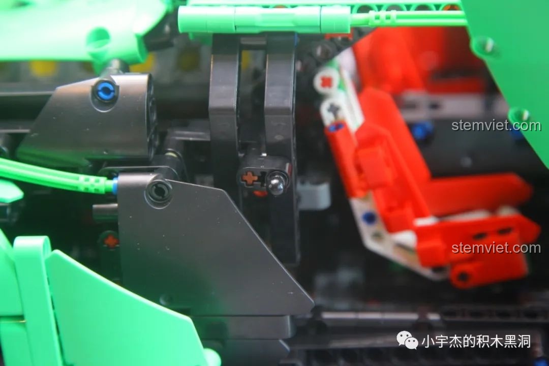 Cận cảnh cơ chế mở cửa cắt kéo trên mô hình K-box 10222, một chi tiết kỹ thuật thú vị của bộ lắp ráp technic.