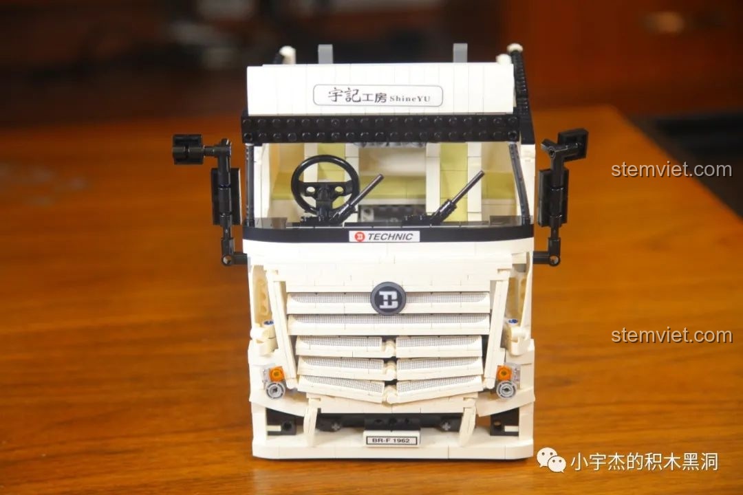 Cận cảnh cơ chế mở cửa của bộ xếp hình Xe Đầu Kéo Mercedes-Benz Actros 4163 ShineYU YC-QC007, cho thấy sự mượt mà và chính xác.