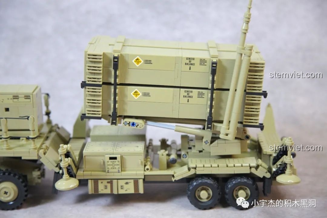 Cận cảnh cơ chế nâng hạ bệ phóng với hai thanh chống thủy lực trên mô hình Panlos 628014.