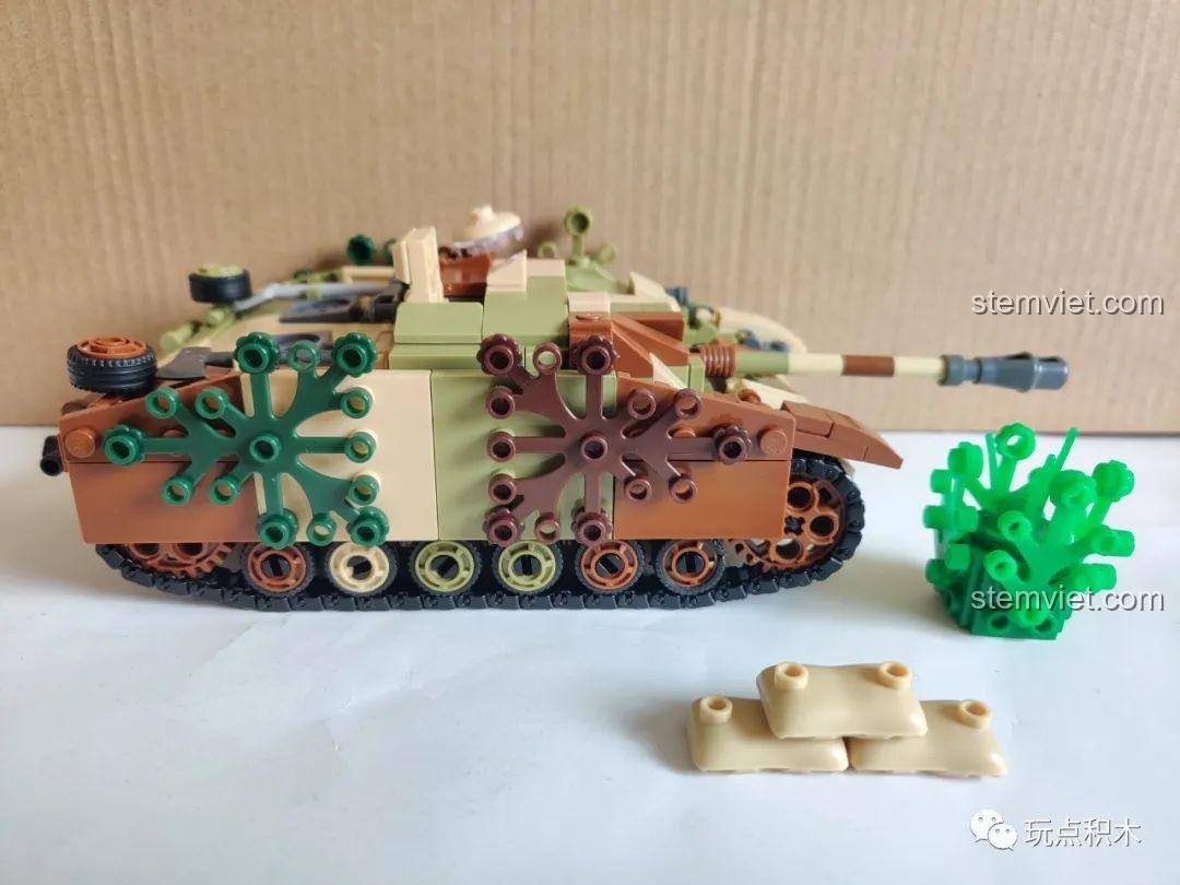 Lắp ráp nòng pháo và cơ chế nâng hạ trong bộ lắp ghép Xe tăng StuG III M38-B0858.