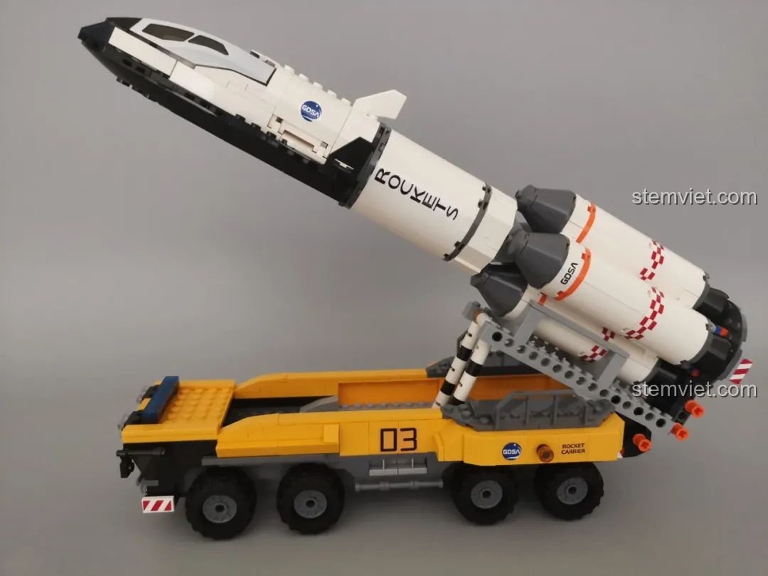 Xe tải GUDI 10803 đang nâng tên lửa Hercules lên, thể hiện cơ chế hoạt động độc đáo của bộ đồ chơi.