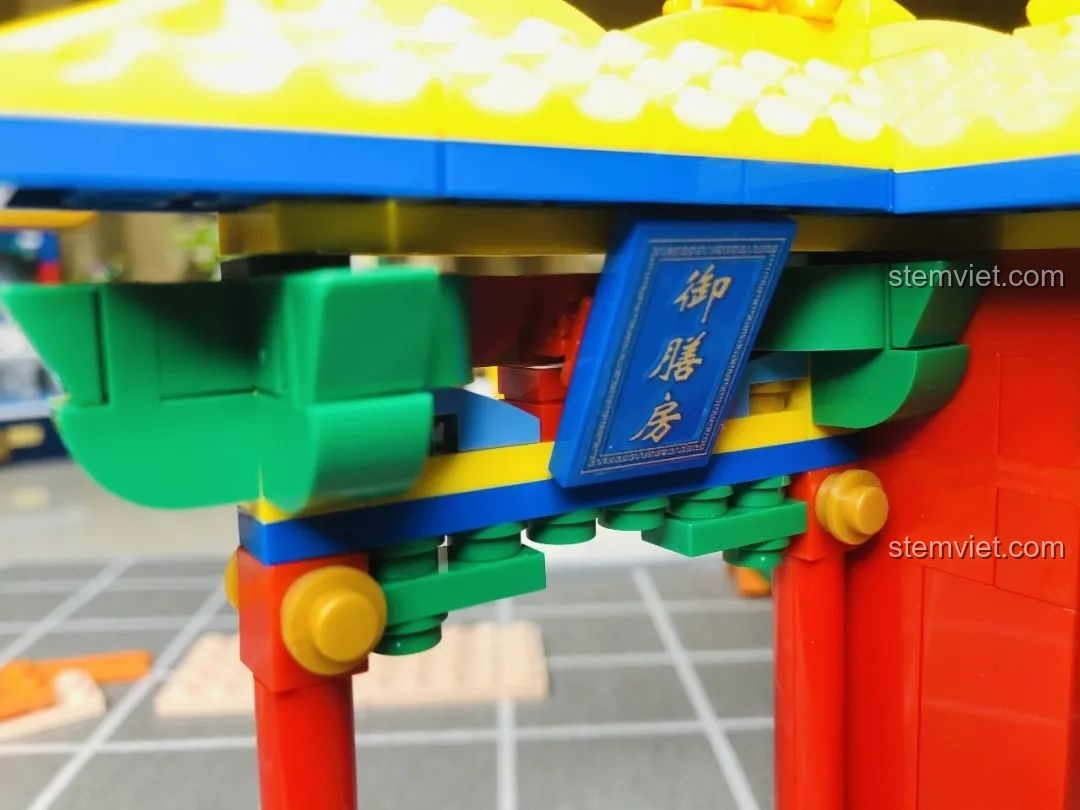 Cơ chế ngăn chứa đế lót ly ở phần đế của Wekki 506004 Cảnh Thu, thiết kế thông minh.