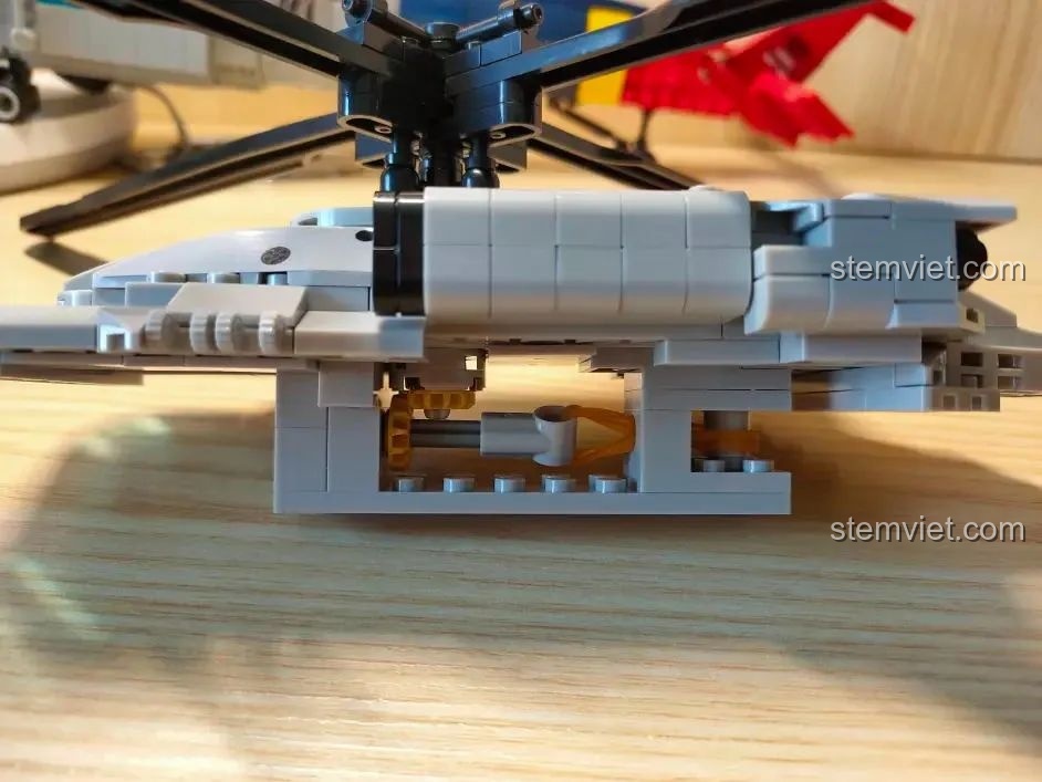 Cơ chế quay cánh quạt bằng dây thun và bánh răng của bộ lắp ráp WOMA C0897 Trực thăng chiến đấu Black Hawk.