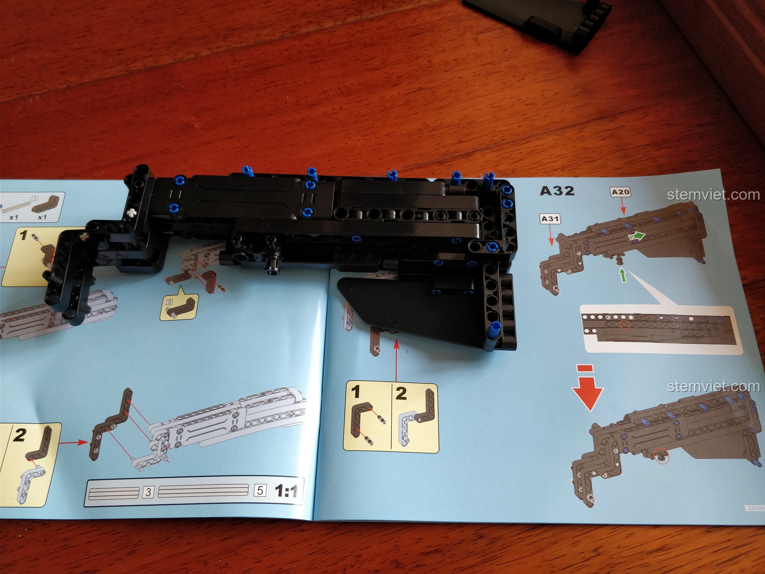 Cận cảnh cơ chế trượt bên trong báng súng có thể thu gọn của bộ lắp ráp Súng Trường Tấn Công M4A1.