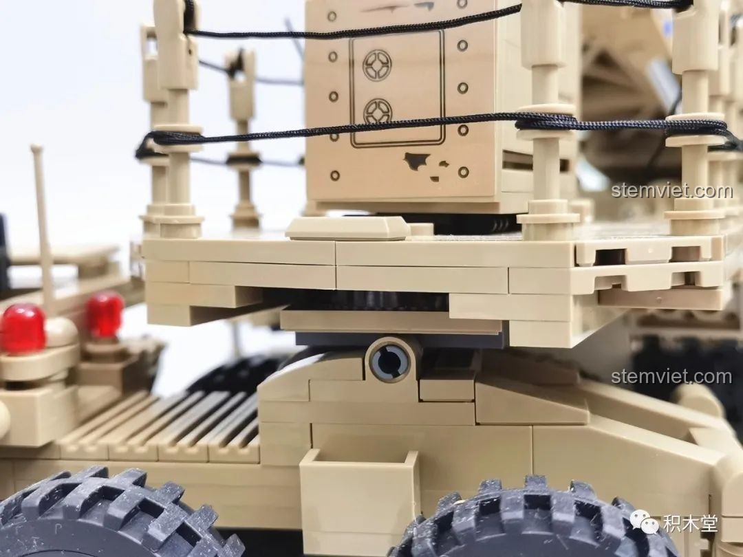 Cơ chế xoay của bệ phóng tên lửa trên mô hình Hệ thống phòng không di động M983.