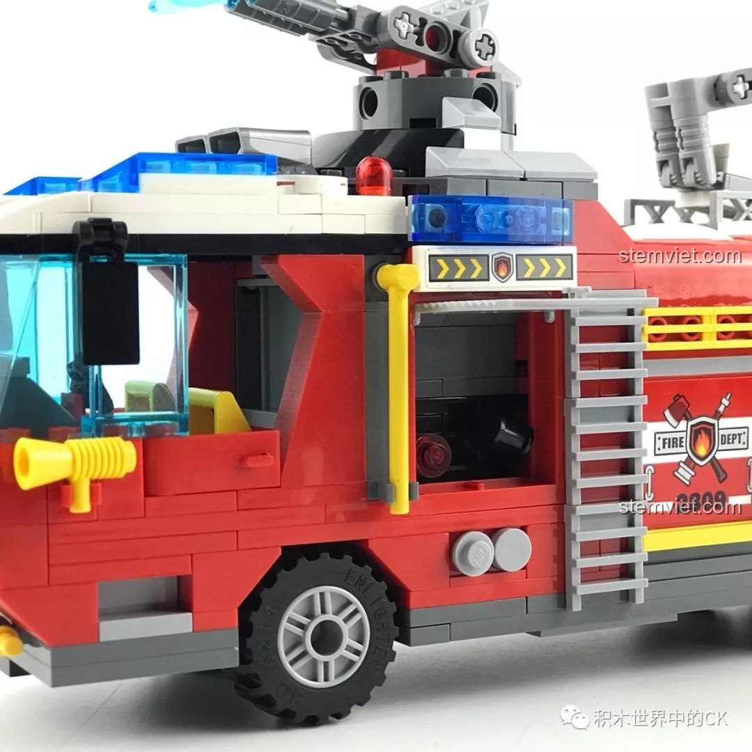 Cơ chế xoay vòi rồng bên dưới nóc xe cứu hỏa QMAN 2809, tuy nhiên tay cầm hơi nhỏ.