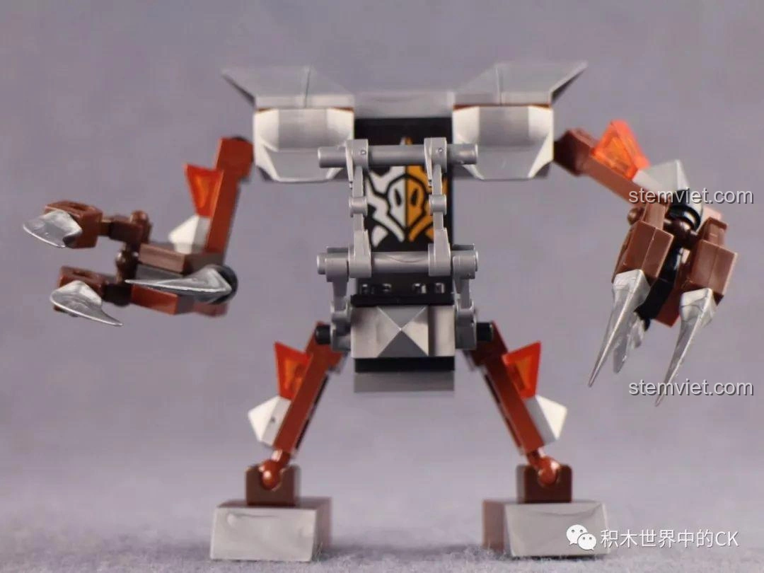 Cỗ máy của Tiểu Toản Phong trong bộ lắp ráp QMAN 3805 Tây Du Giáng Ma Ngộ Không Truyền đang tạo dáng chiến đấu.
