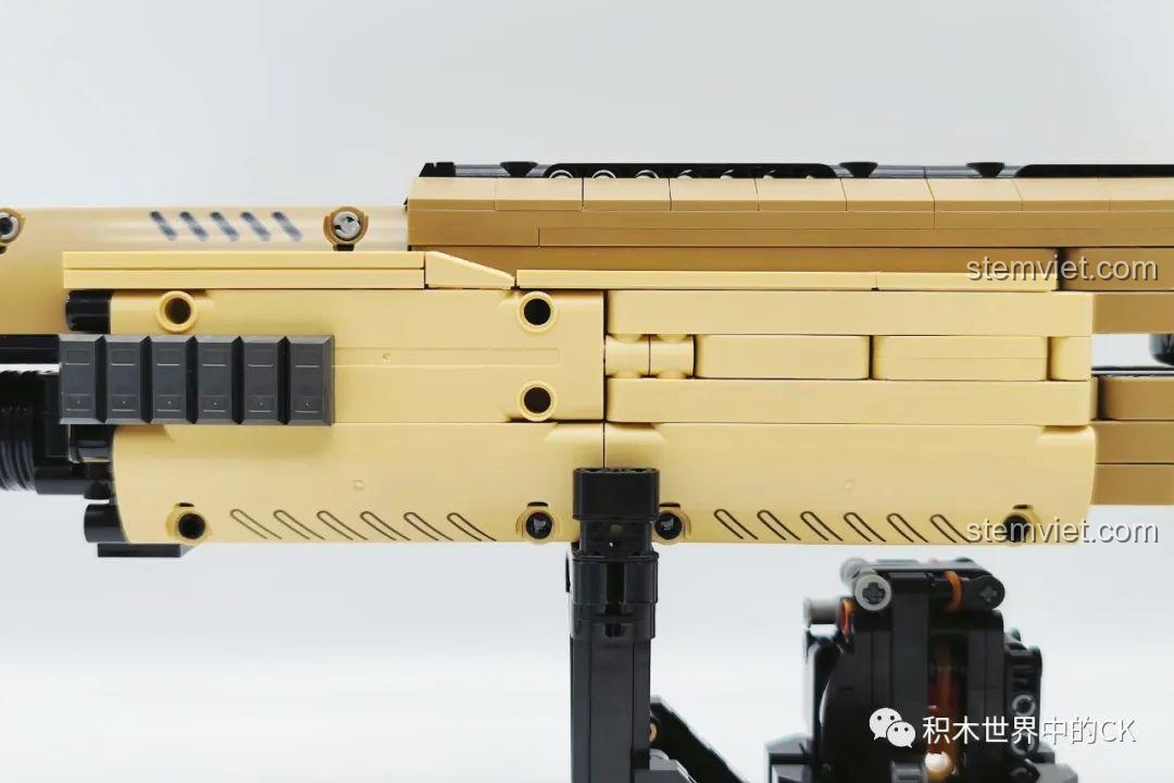 Cận cảnh khu vực cò súng và bộ phận bảo vệ cò của mô hình súng shotgun STF-12 JIESTAR 92402.