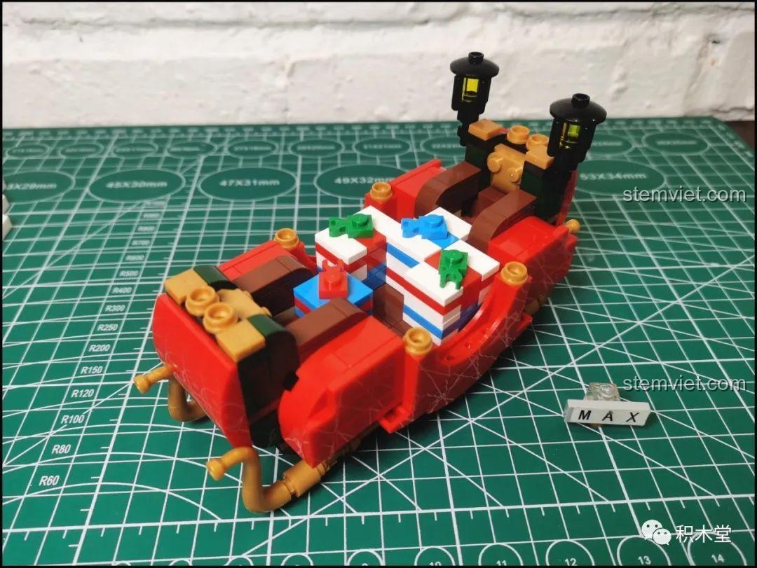 Cỗ xe trượt tuyết chở quà đã hoàn thành, sẵn sàng cho hành trình đêm Giáng Sinh.