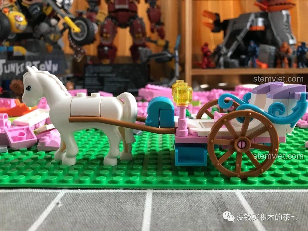 Cỗ xe ngựa hoàn chỉnh với chú ngựa trắng trong bộ xếp hình Lâu Đài Công Chúa Ánh Sáng.