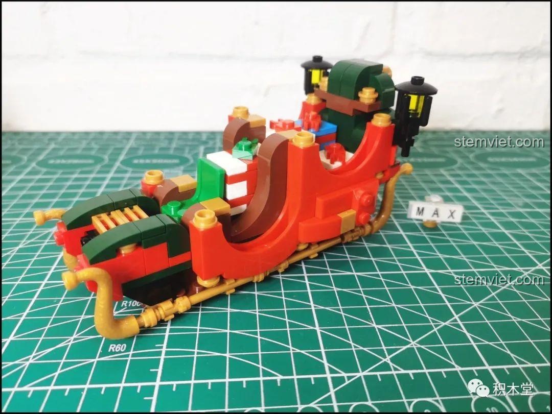 Cỗ xe trượt tuyết chính của ông già Noel đã hoàn thành với đầy đủ chi tiết trang trí tinh xảo.