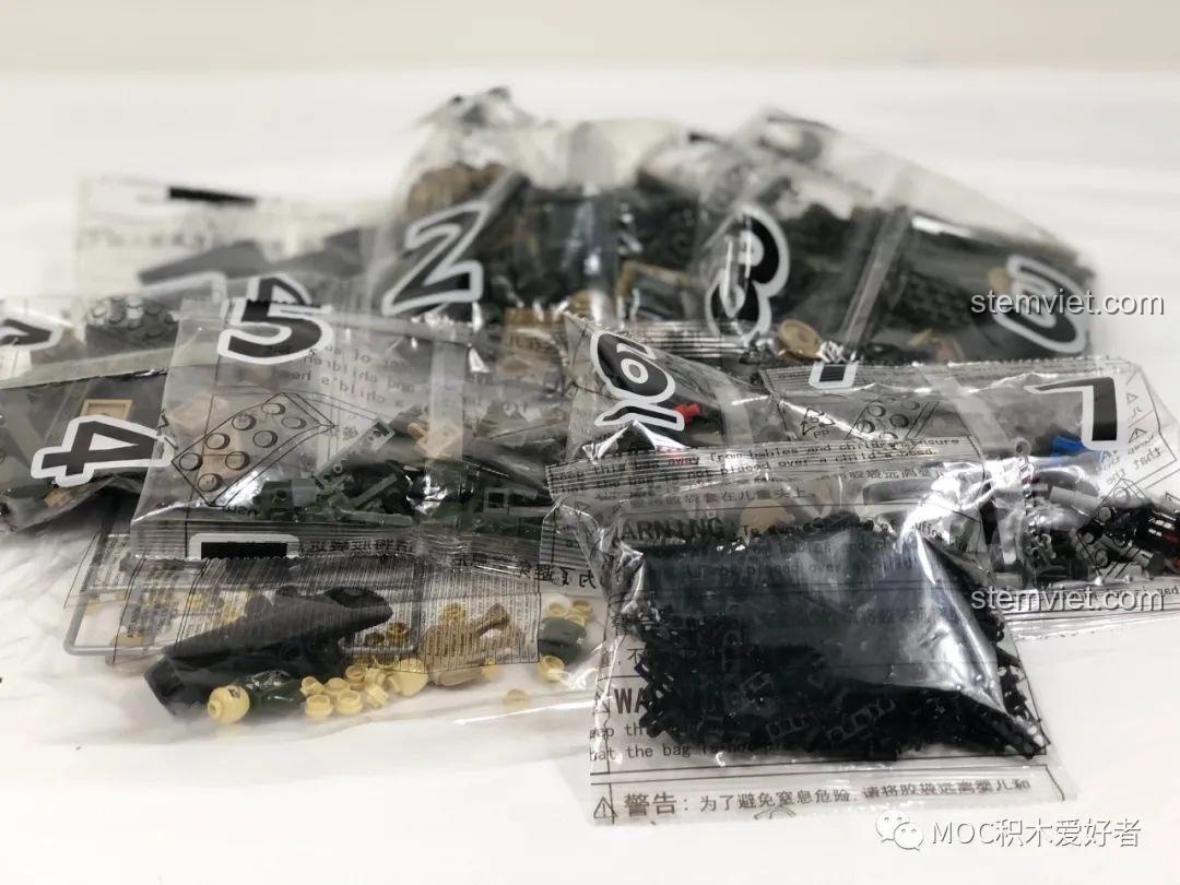 Nội dung bên trong hộp bộ đồ chơi COGO 13384 Xe Tăng Chủ Lực 99A, cho thấy không gian trống