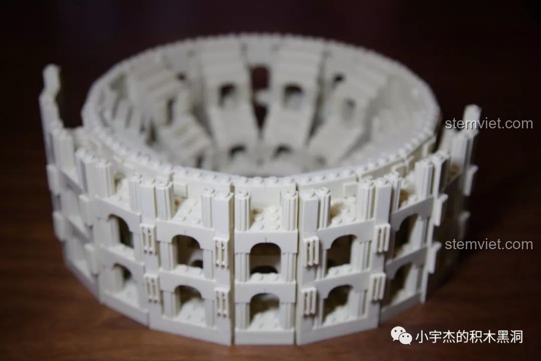 Mô hình Đấu trường Colosseum WANGE 5225 sau khi hai phần chính được cố định, nhìn vững chắc hơn.