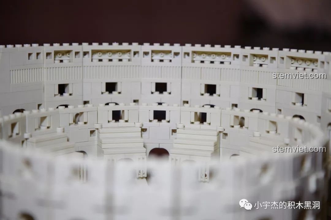 Mô hình WANGE 5225 Đấu trường Colosseum La Mã hoàn chỉnh trên tấm đế, nhìn từ góc nghiêng.