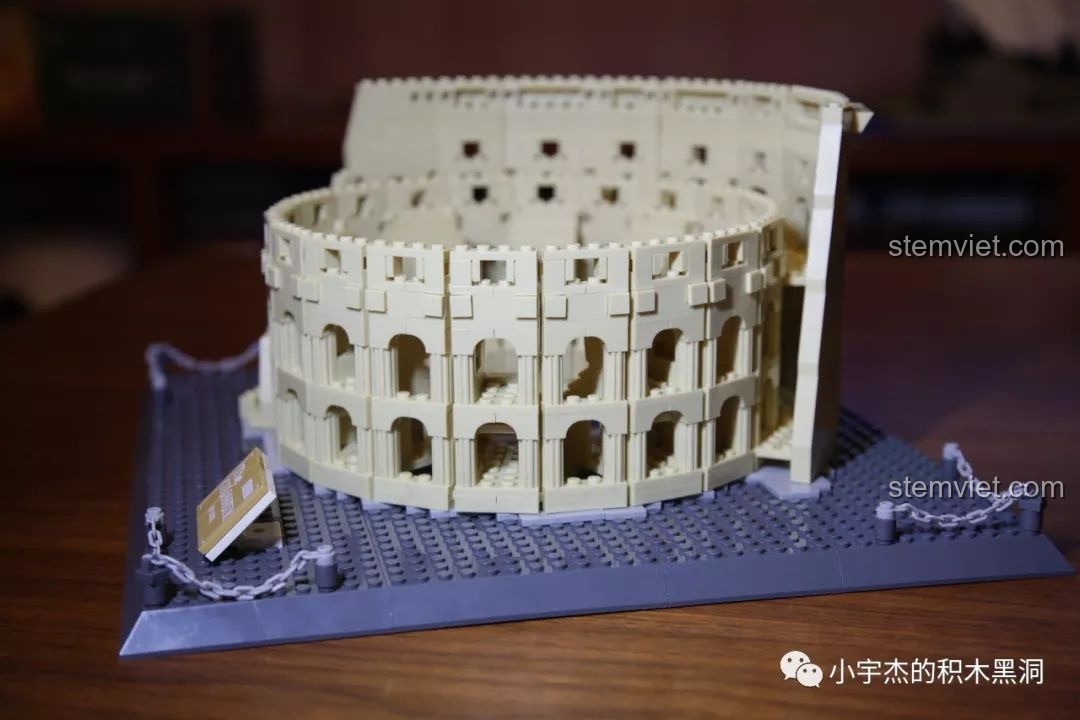 Mô hình WANGE 5225 Đấu trường Colosseum La Mã được trưng bày, thể hiện giá trị nghệ thuật.