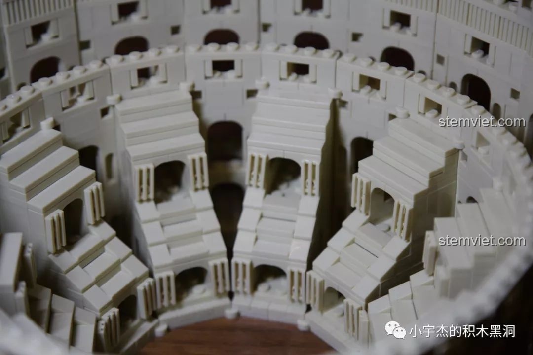 Mô hình WANGE 5225 Đấu trường Colosseum La Mã tái hiện phần đổ nát đặc trưng của công trình thật.