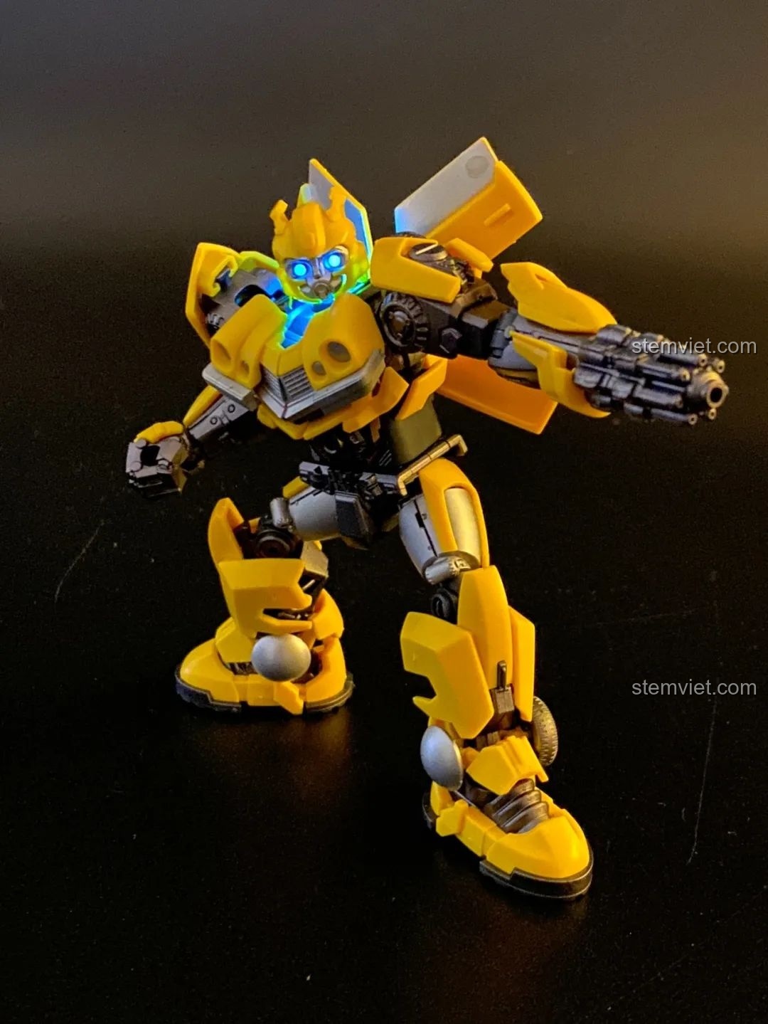 Hộp combo Bumblebee vs Scourge BLOKEES, với hướng dẫn tạo cảnh quan chiến đấu.