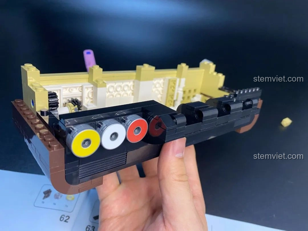 Cổng AV màu vàng, trắng, đỏ ở mặt sau của bộ đồ chơi Pantasy 61008 Tivi Cổ Điển.