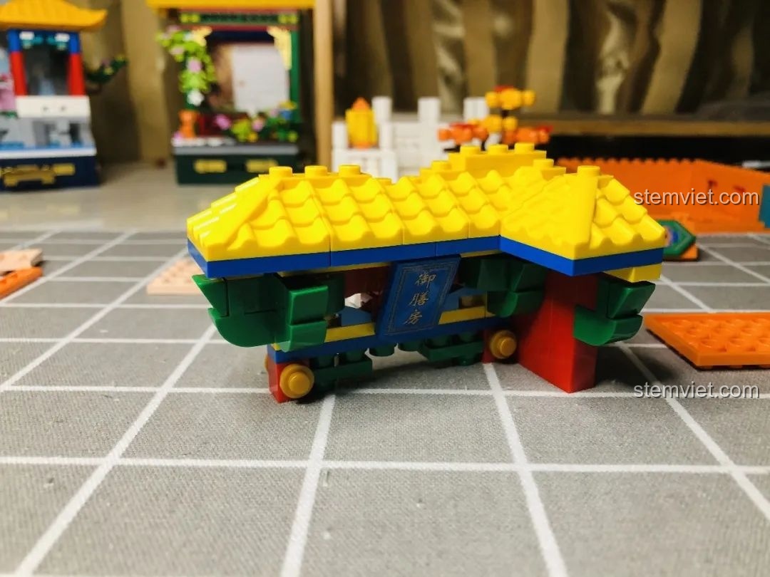 Phần mái của Wekki 506004 Cảnh Thu đã được lắp vào các cột trụ, tạo thành cổng chào.