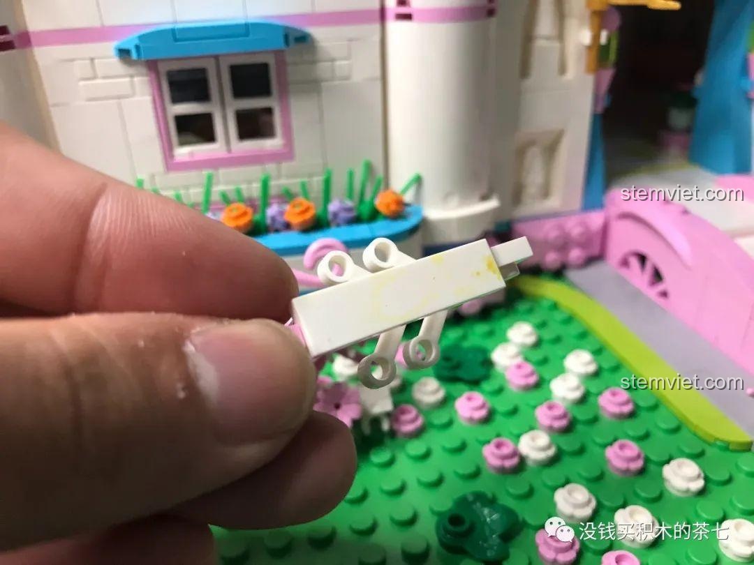 Cổng chào LINGKEFAMILY đã hoàn thiện với các chi tiết trang trí hoa và dây leo màu hồng.