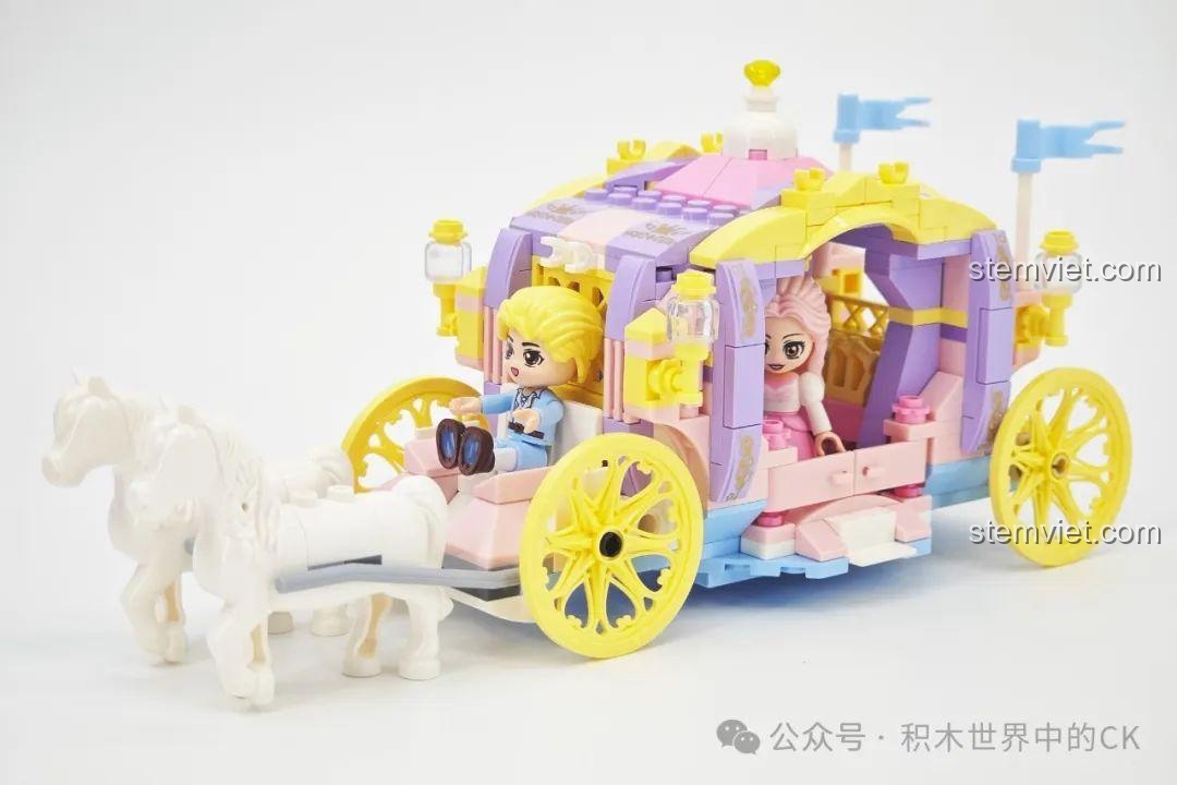 Công chúa và hoàng tử cùng ngồi trên cỗ xe ngựa, một hình ảnh đẹp và hoàn thiện cho bộ đồ chơi.