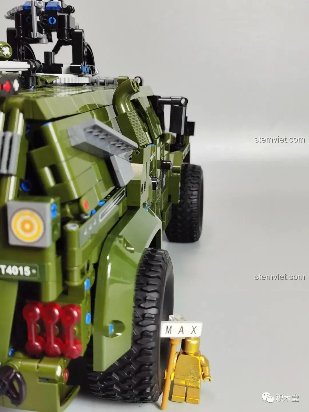 Hai công cụ (búa và xẻng) được gắn bên hông xe của Xe Jeep Quân Sự Mạnh Mẽ Taigaole T4015, có thể tháo rời.