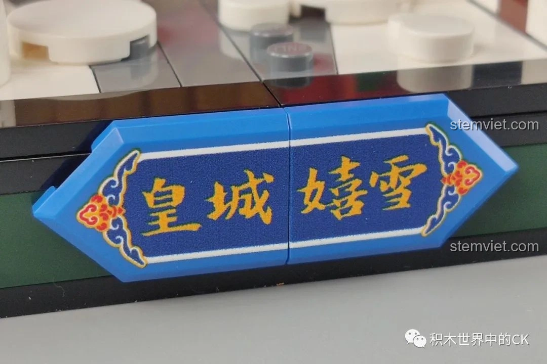 Cận cảnh cổng cung điện với chi tiết trang trí vàng của bộ Keeppley K10144, sang trọng, uy nghi.