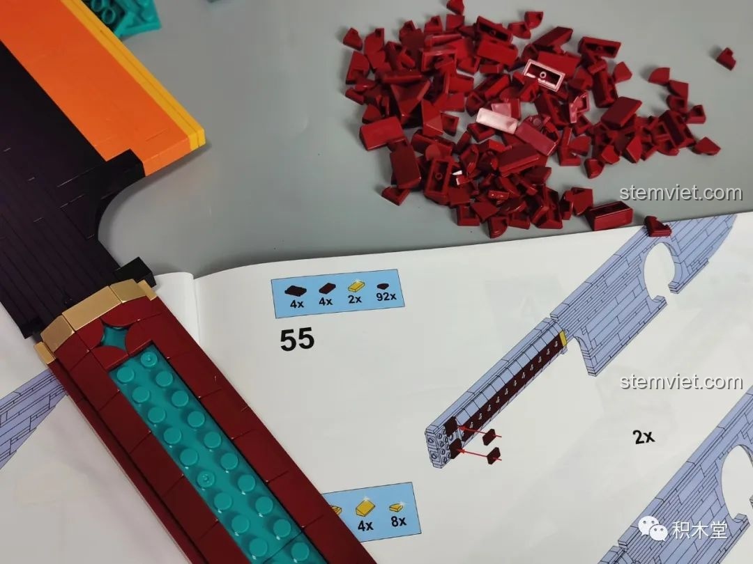 Chi tiết công đoạn lắp ráp chuôi đao với rất nhiều mảnh ghép nhỏ màu đỏ.