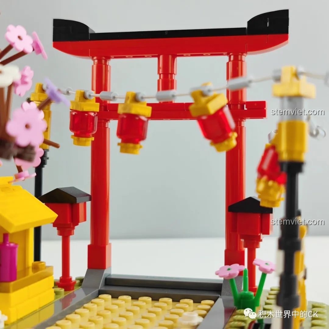 Cận cảnh cổng Torii màu đỏ trong bộ lắp ráp Keeppley K20707.